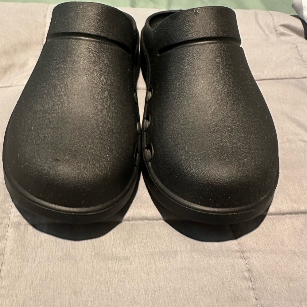 OOFOS Clogs - M6 / W8